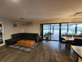 Large Hallshead home, Mandurah